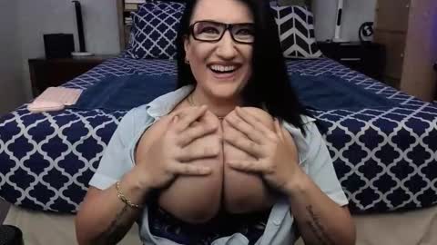 Snapshot of dear_rayna chatting on 10.31.25 Rayna online show from 10.31.25