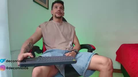 Snapshot of deconrios chatting on 12.19.25 Santiago online show from 12.19.25