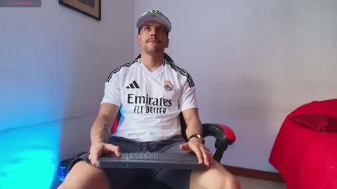 Snapshot of deconrios chatting on 02.04.26 Santiago online show from 02.04.26