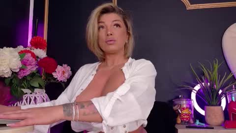 Snapshot of deeadiamond chatting on 10.17.25 Deea online show from 10.17.25