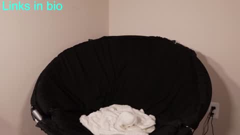 Snapshot of deeyungguy chatting on 12.12.24 more content and goodies online show from 12.12.24