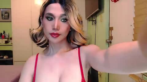 Snapshot of deliciosats chatting on 12.14.24 Mercedes online show from 12.14.24