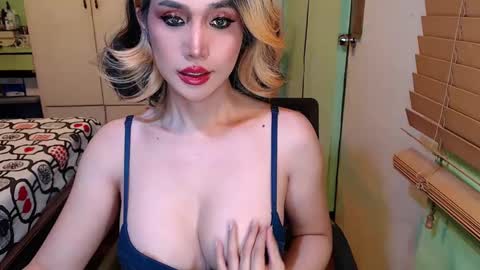 Snapshot of deliciosats chatting on 02.27.25 Mercedes online show from 02.27.25