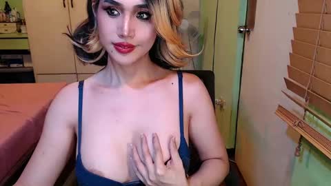 Snapshot of deliciosats chatting on 03.07.25 Mercedes online show from 03.07.25