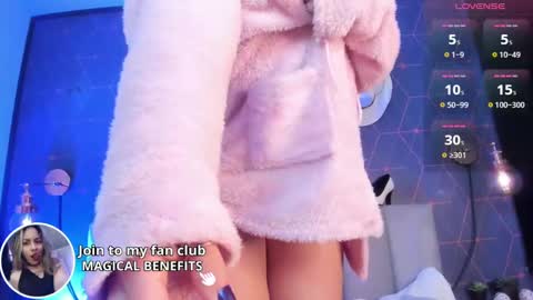 Snapshot of delilah_fix chatting on 01.06.25 della online show from 01.06.25