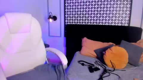 Snapshot of delilah_fix chatting on 02.13.25 della online show from 02.13.25