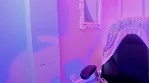 Snapshot of delilah_fix chatting on 03.04.25 della online show from 03.04.25