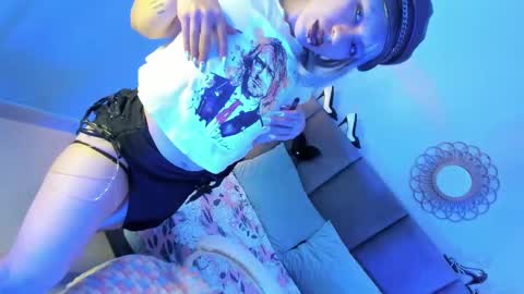 Snapshot of delilah_fix chatting on 09.18.25 della online show from 09.18.25