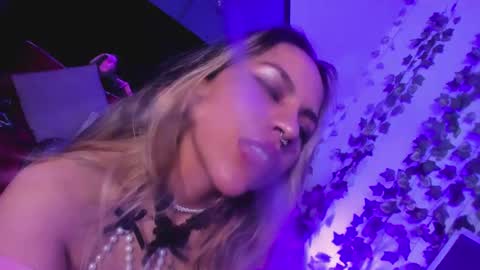 Snapshot of delilah_fix chatting on 09.26.25 della online show from 09.26.25