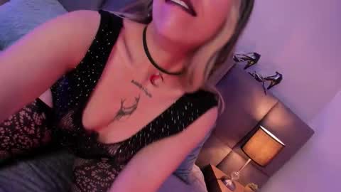 Snapshot of delilah_fix chatting on 10.10.25 della online show from 10.10.25