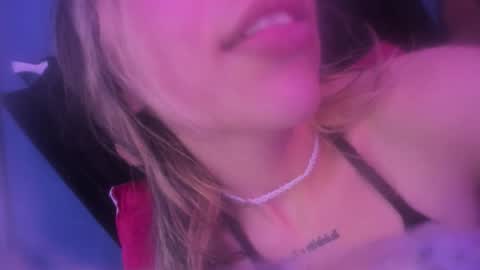 Snapshot of delilah_fix chatting on 10.27.25 della online show from 10.27.25