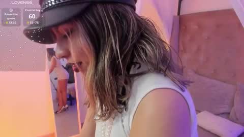 Snapshot of delilah_fix chatting on 11.09.25 della online show from 11.09.25