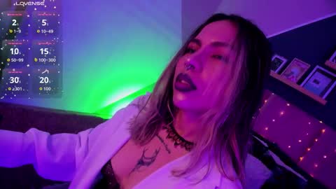 Snapshot of delilah_fix chatting on 11.16.25 della online show from 11.16.25