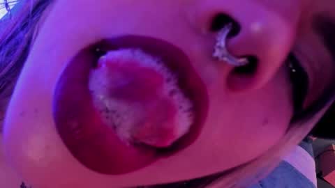 Snapshot of delilah_fix chatting on 12.05.25 della online show from 12.05.25