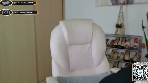 Snapshot of delsee_ chatting on 12.14.25 Delsee online show from 12.14.25