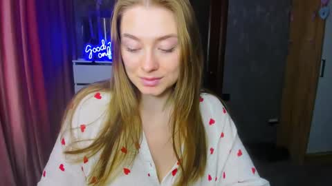 Snapshot of demure_soul chatting on 09.18.25 Sophie online show from 09.18.25