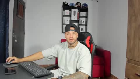 Snapshot of dereckgreen chatting on 02.07.25 dereckgreen online show from 02.07.25