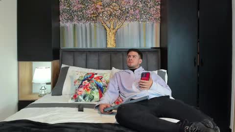 Snapshot of derek_hussain chatting on 12.24.24 Derek Hussain online show from 12.24.24