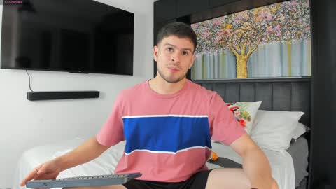 Snapshot of derek_hussain chatting on 01.28.25 Derek Hussain online show from 01.28.25