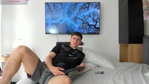 Snapshot of derek_hussain chatting on 02.04.25 Derek Hussain online show from 02.04.25