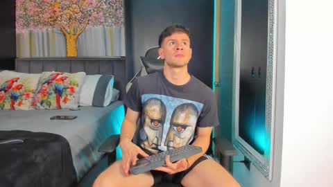 Snapshot of derek_hussain chatting on 10.29.25 Derek Hussain online show from 10.29.25