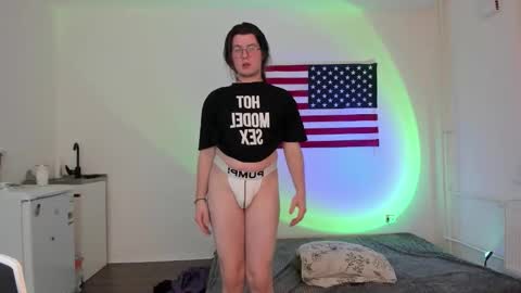 Snapshot of derek_shameless chatting on 12.01.25 Derek online show from 12.01.25