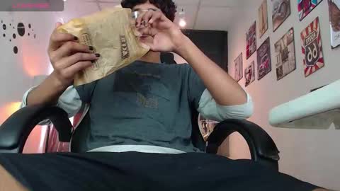 Snapshot of deren_ chatting on 12.14.25 DEREN online show from 12.14.25