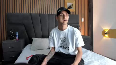 Snapshot of derrymeyers chatting on 10.27.25 derrymeyers online show from 10.27.25