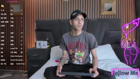 Snapshot of derrymeyers chatting on 11.21.25 derrymeyers online show from 11.21.25