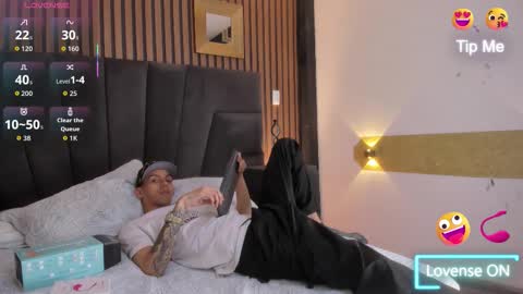 Snapshot of derrymeyers chatting on 12.02.25 derrymeyers online show from 12.02.25