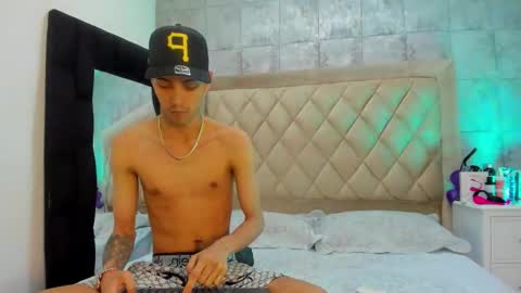 Snapshot of derrymeyers chatting on 12.16.25 derrymeyers online show from 12.16.25