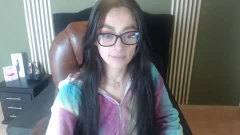 Snapshot of desiring__angel chatting on 12.18.24 Desiring Angel online show from 12.18.24