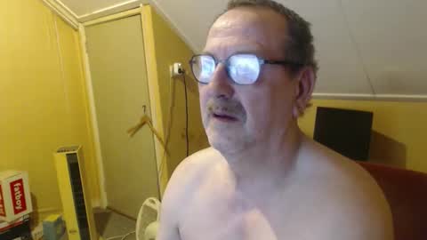 Snapshot of destelp chatting on 04.18.26 destelp online show from 04.18.26