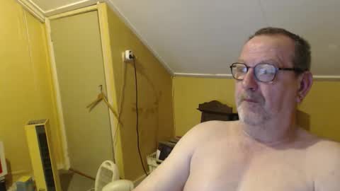 Snapshot of destelp chatting on 05.23.26 destelp online show from 05.23.26