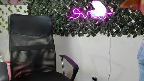 Snapshot of destinyhills_ chatting on 01.17.26 Destiny online show from 01.17.26