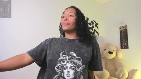 Snapshot of desty_y chatting on 11.17.25 desty_y online show from 11.17.25