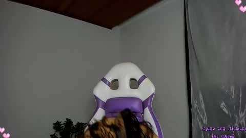 Snapshot of devadoll chatting on 09.29.25 Gi HELP ME REACH 50 THUMPS UP 3 online show from 09.29.25