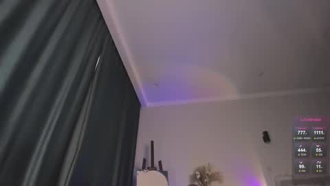 Snapshot of devaivy chatting on 09.29.25 Deva online show from 09.29.25