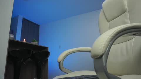 Snapshot of devin_hunter chatting on 12.14.24 Devin Hunter online show from 12.14.24