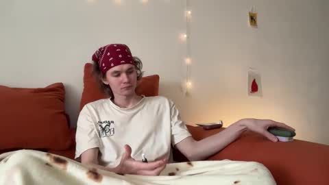 Snapshot of di_n_alex chatting on 12.04.25 Di Alex online show from 12.04.25