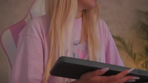 Snapshot of diamond_ava_ chatting on 06.07.26 Thea online show from 06.07.26