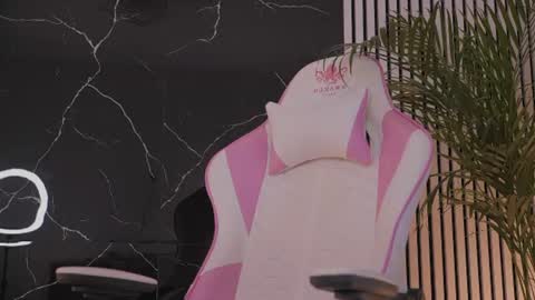 Snapshot of diamond_ava_ chatting on 06.19.26 Thea online show from 06.19.26