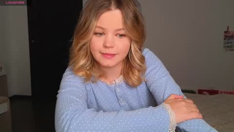 Snapshot of dianaholiday chatting on 09.25.25 Olga online show from 09.25.25