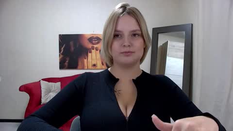 Snapshot of dianemills chatting on 11.22.25 Diane Mills online show from 11.22.25