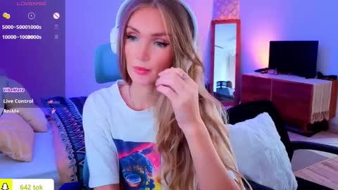 Snapshot of disney__princess chatting on 10.30.25 JASMINE online show from 10.30.25