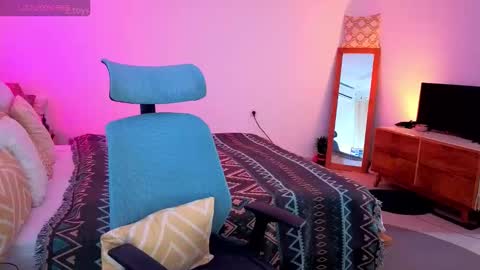 Snapshot of disney__princess chatting on 11.08.25 JASMINE online show from 11.08.25