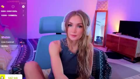 Snapshot of disney__princess chatting on 11.10.25 JASMINE online show from 11.10.25