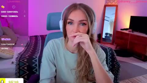 Snapshot of disney__princess chatting on 11.13.25 JASMINE online show from 11.13.25