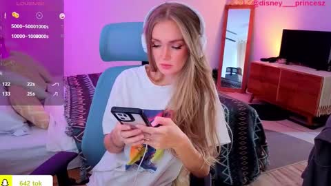 Snapshot of disney__princess chatting on 11.14.25 JASMINE online show from 11.14.25