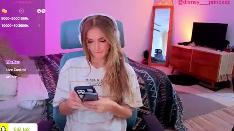 Snapshot of disney__princess chatting on 11.17.25 JASMINE online show from 11.17.25